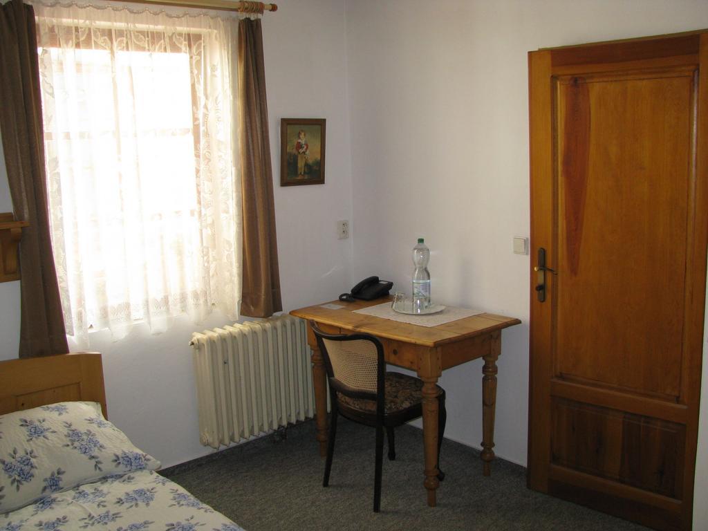 Penzion 102 Pardubice Buitenkant foto