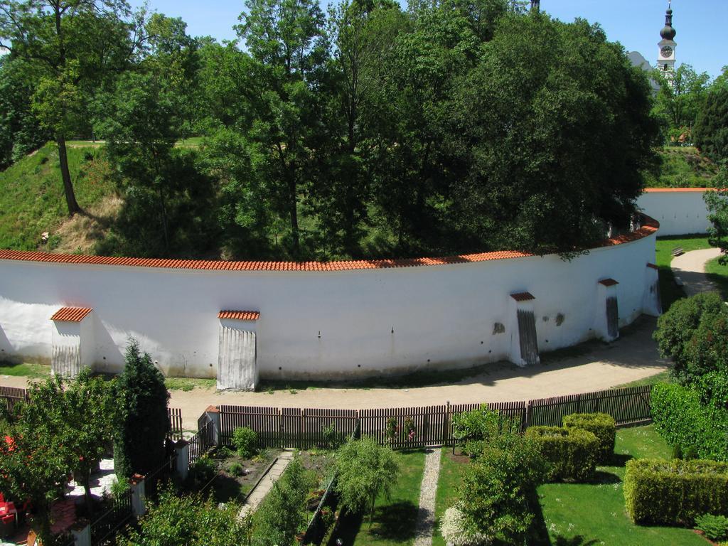 Penzion 102 Pardubice Buitenkant foto